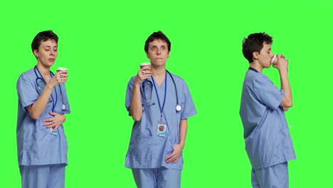 Gesundheitsspezialist-Genießt-Heiße-Kaffeetasse-Vor-Greenscreen-Hintergrund